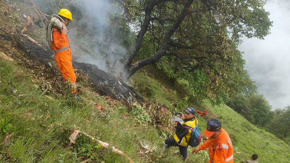 Kedarnath Helicopter Crash: क्रैश के बाद राख में तब्दील हुआ हेलिकॉप्टर; बुरी तरह जल गए शव; हादसे की तस्वीरें रुद्रप्रयाग के गौरीकुंड में हेलीकॉप्टर क्रैश, केदारनाथ हेलीकॉप्टर क्रैश, तस्वीरें, लड़की समेत सात लोगों की मौत